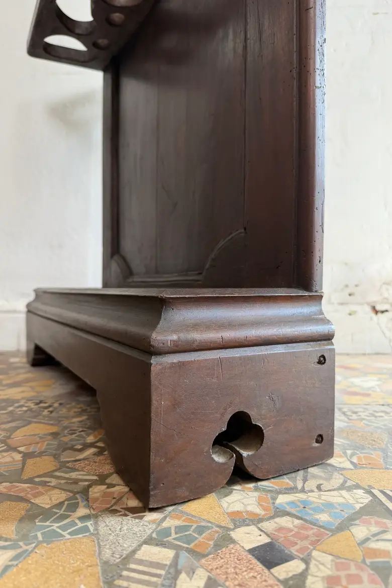 Vestiaire d’entrée en noyer – XVIIIe siècle — Vestiaire d’entrée en noyer – XVIIIe siècle