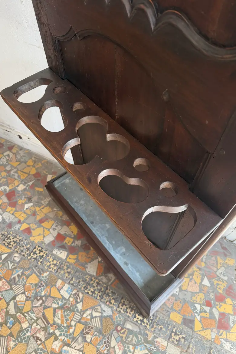 Vestiaire d’entrée en noyer – XVIIIe siècle — Vestiaire d’entrée en noyer – XVIIIe siècle