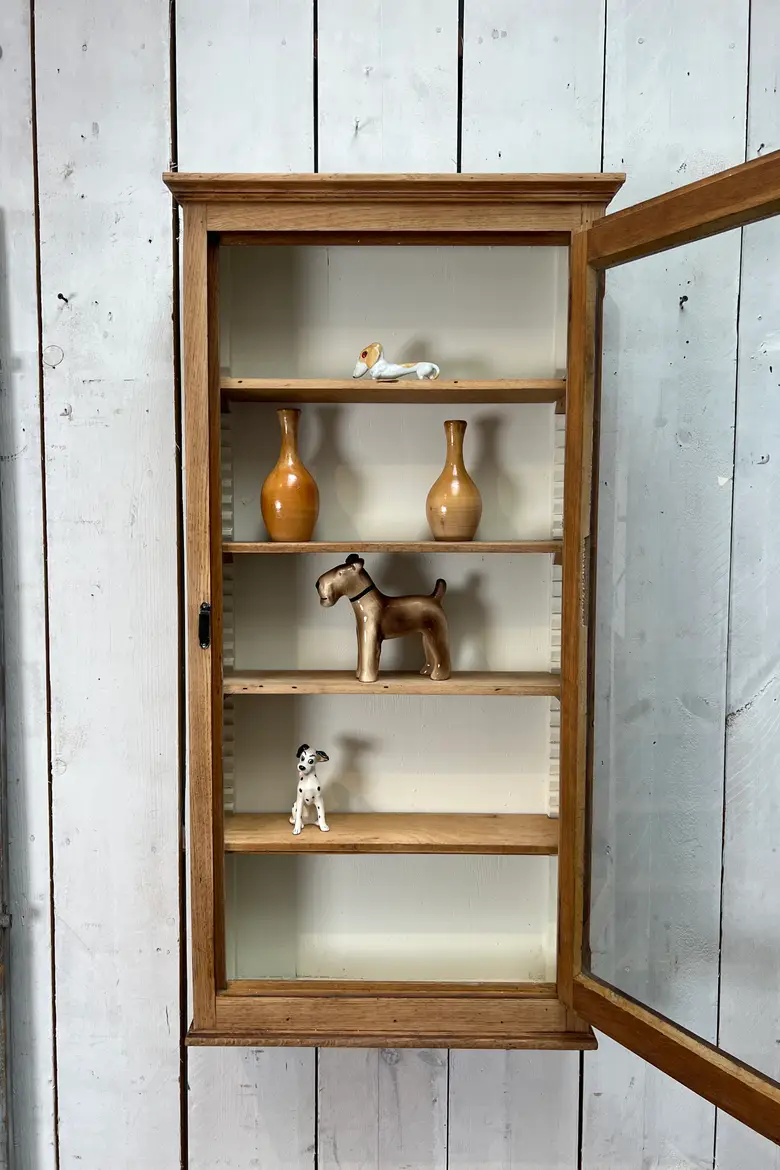 Vitrine à suspendre en chêne