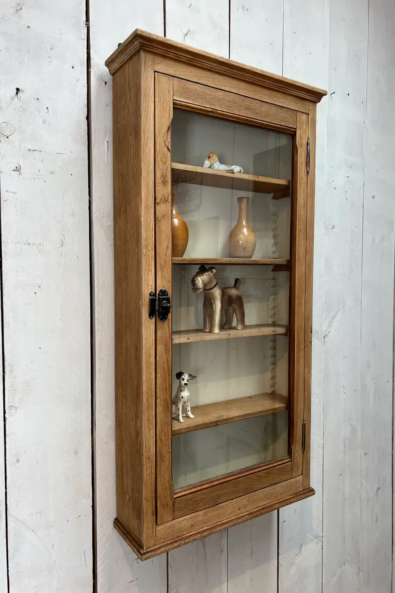 Vitrine à suspendre en chêne