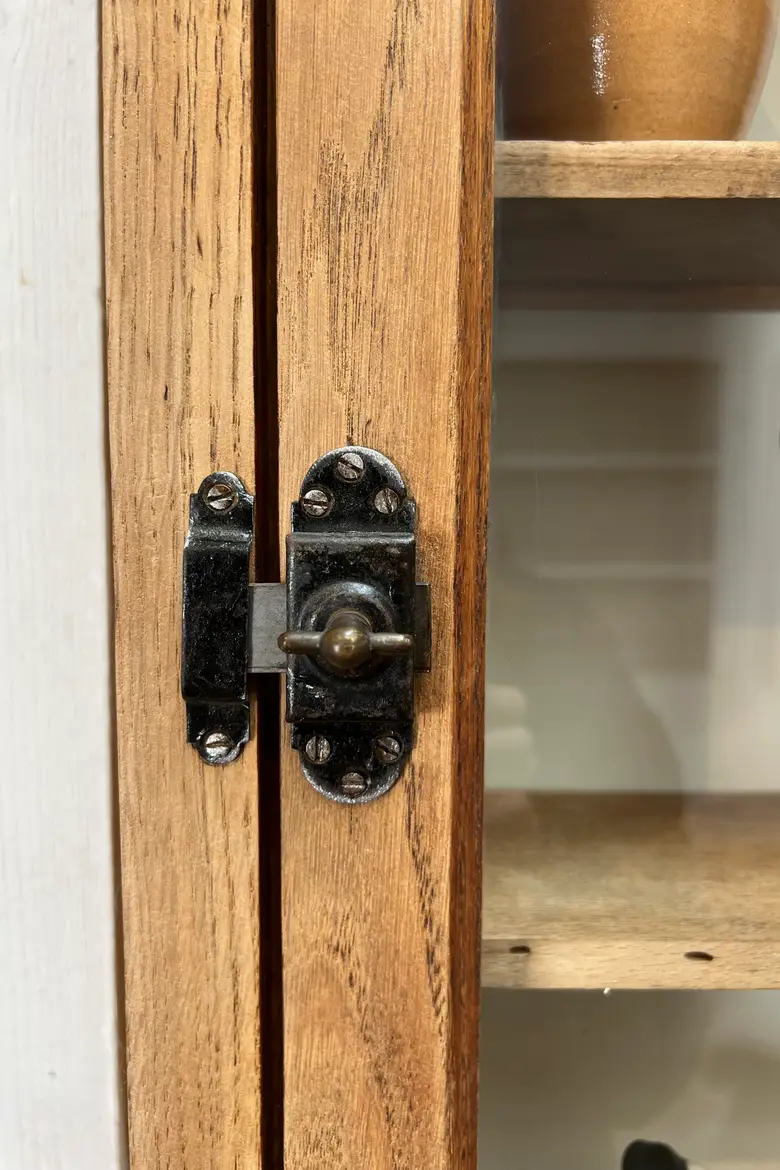 Vitrine à suspendre en chêne