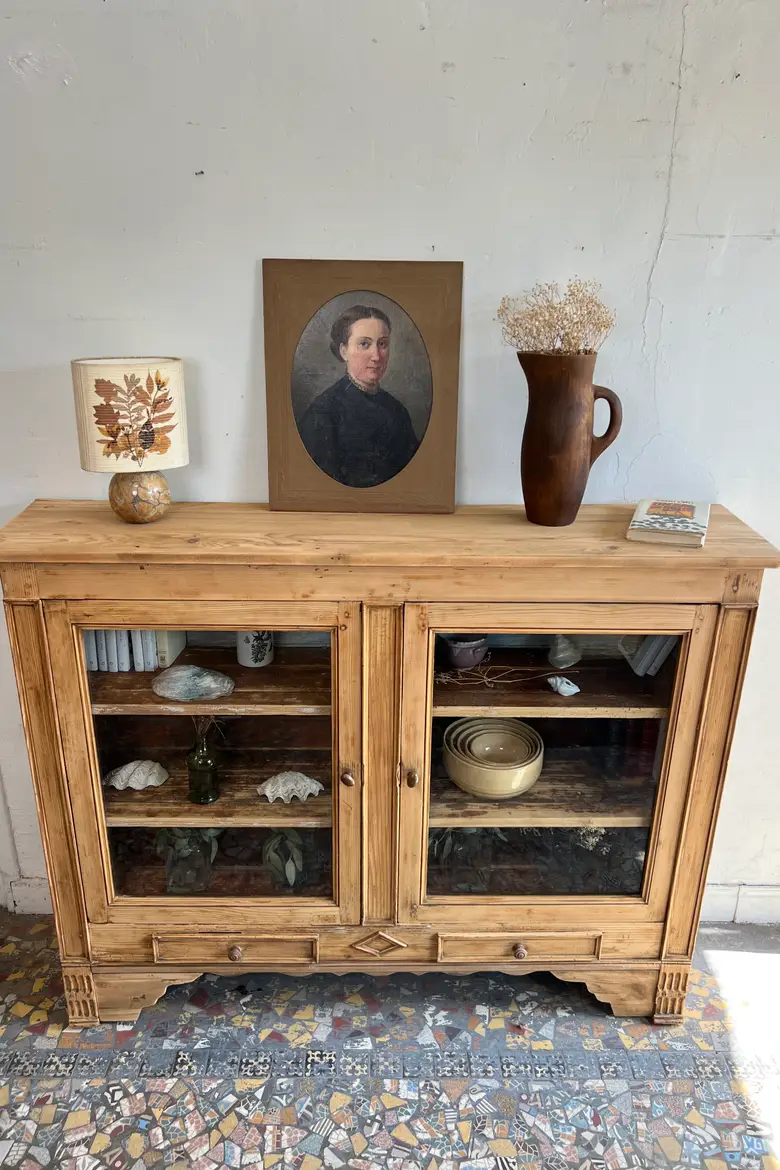 Vitrine ancienne en sapin avec portes vitrées et tiroirs