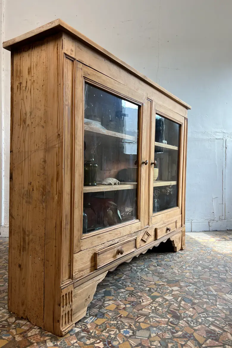 Vitrine ancienne en sapin avec portes vitrées et tiroirs