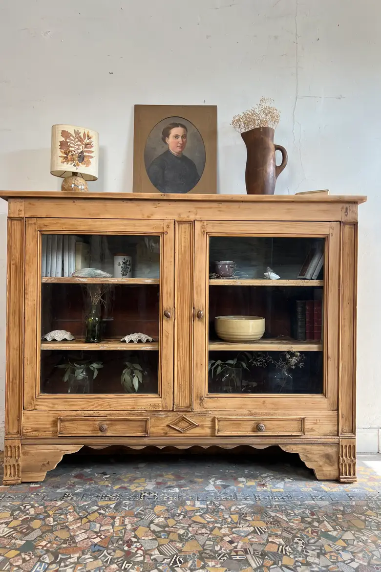 Vitrine ancienne en sapin avec portes vitrées et tiroirs