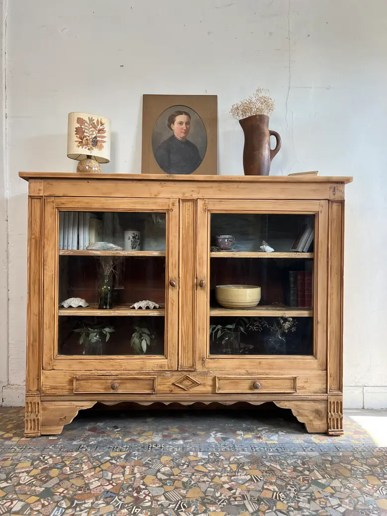 Vitrine ancienne en sapin avec portes vitrées et tiroirs
