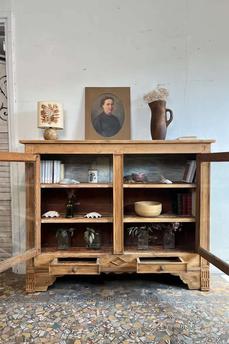 Vitrine ancienne en sapin avec portes vitrées et tiroirs