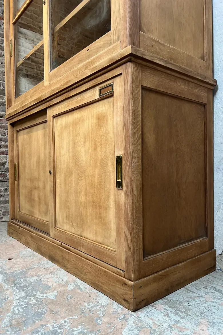 Vitrine de musée en chêne
