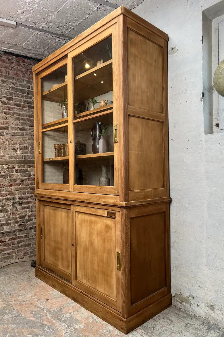 Vitrine de musée en chêne