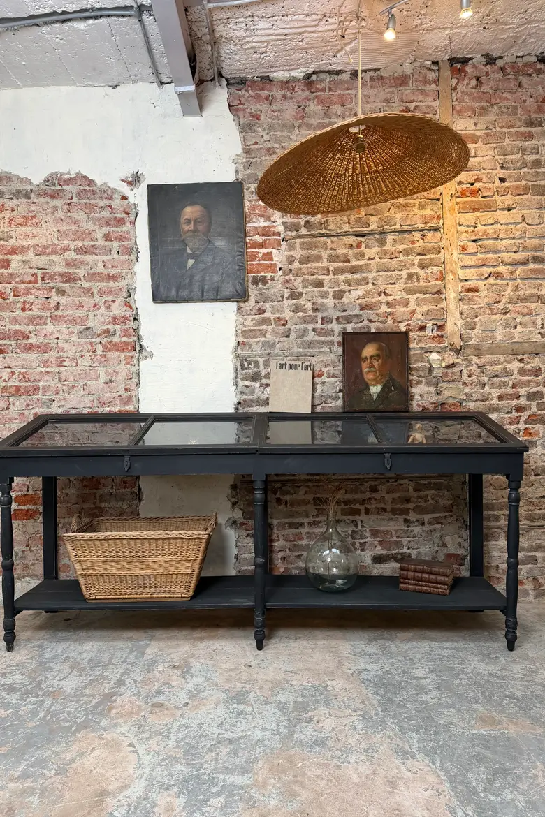 Vitrine de musée peinte en noir