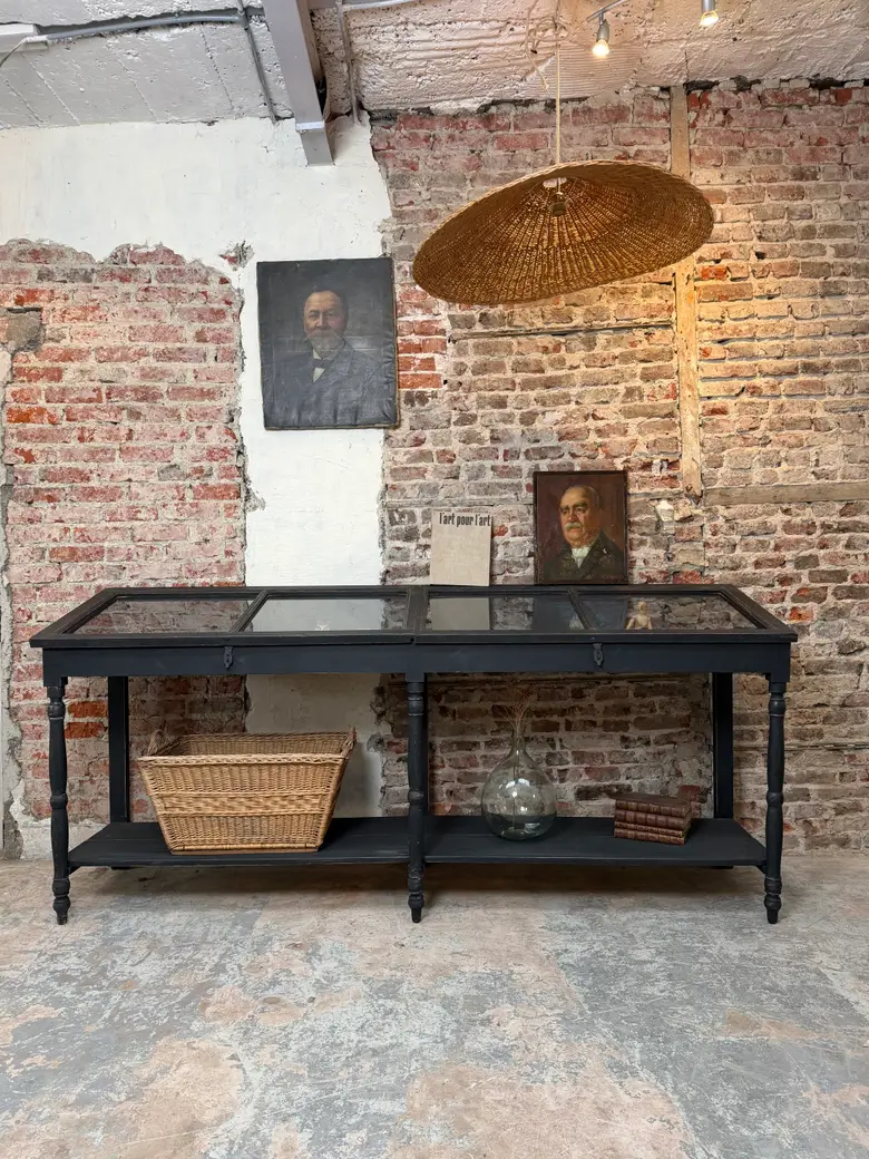 Vitrine de musée peinte en noir