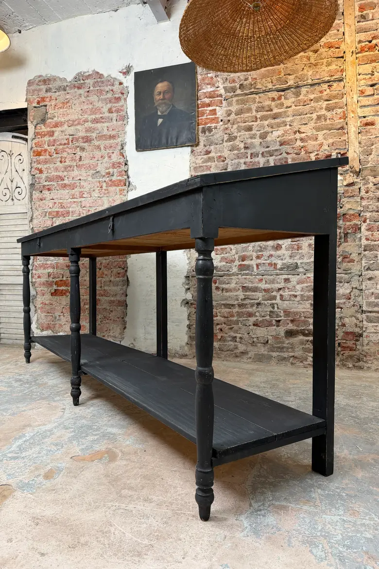 Vitrine de musée peinte en noir