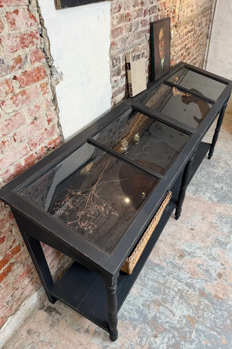 Vitrine de musée peinte en noir