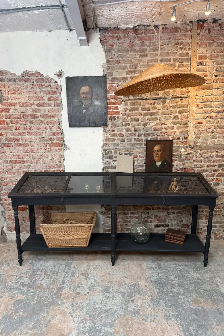 Vitrine de musée peinte en noir