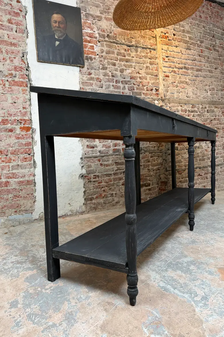 Vitrine de musée peinte en noir