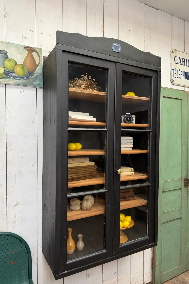 Vitrine de pharmacie à suspendre en sapin – début XXème siècle