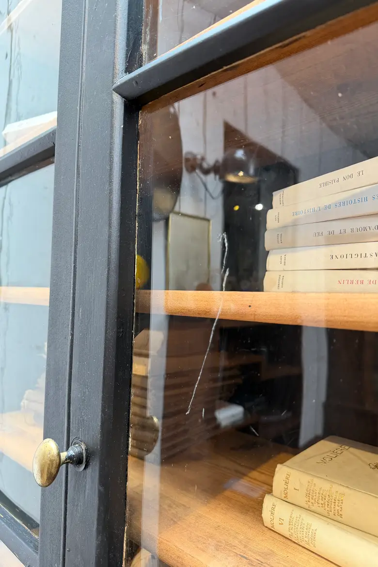 Vitrine de pharmacie à suspendre en sapin – début XXème siècle