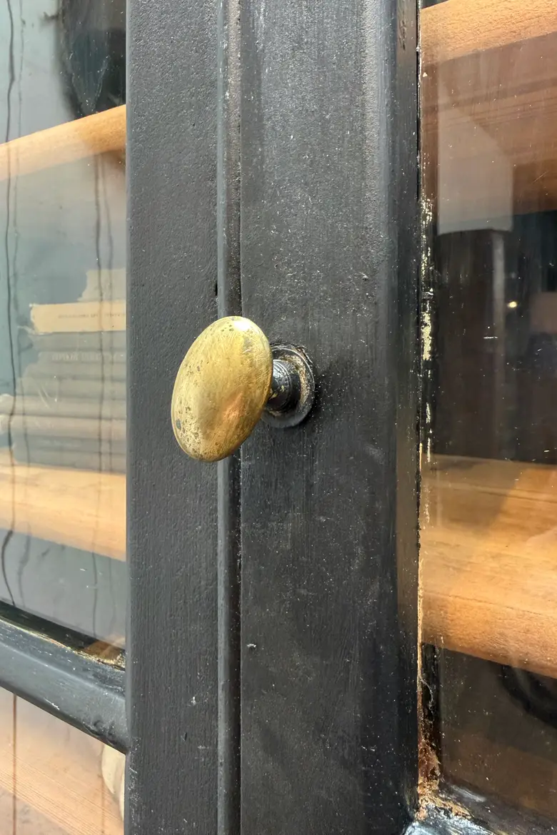 Vitrine de pharmacie à suspendre en sapin – début XXème siècle