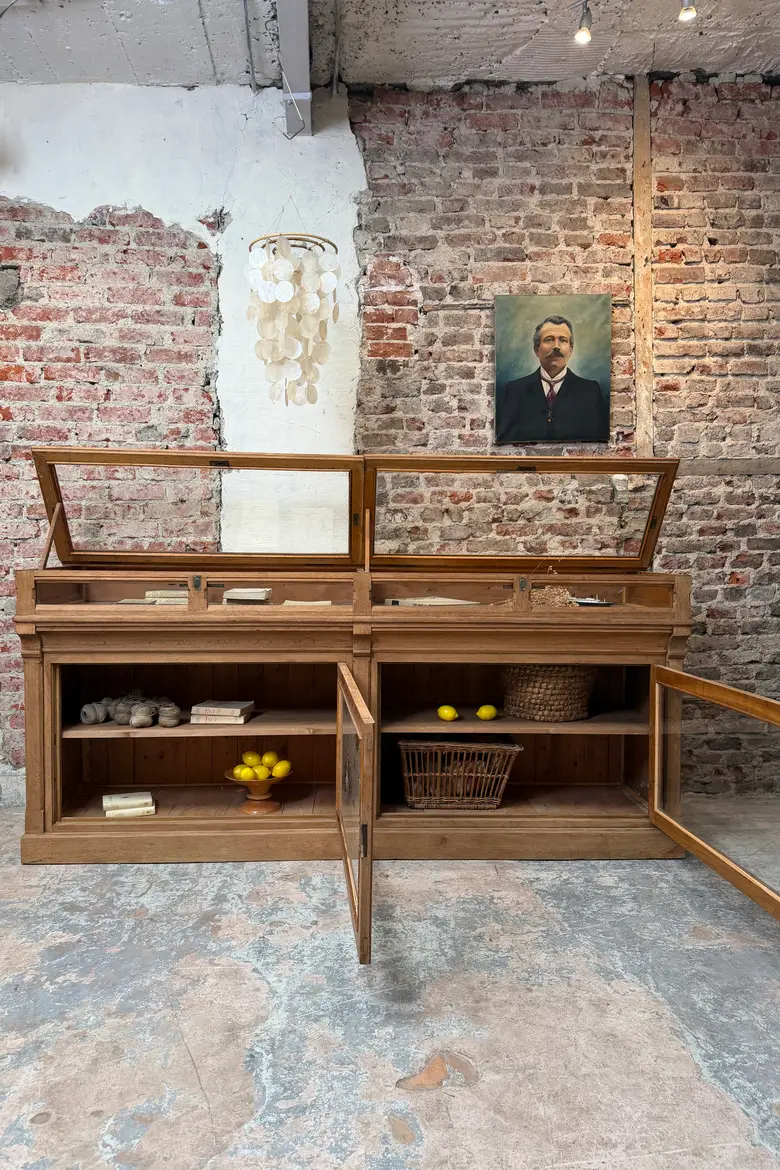 Vitrine de pharmacie en chêne – début XXe