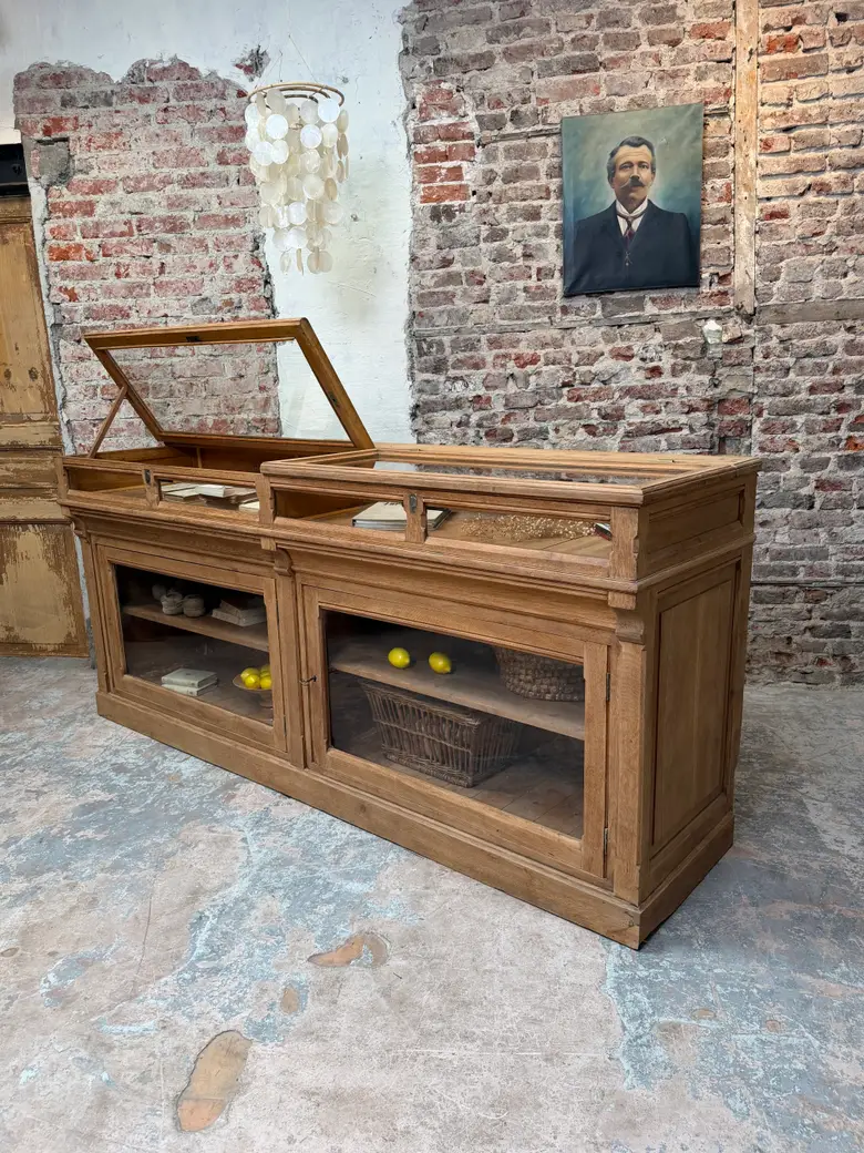 Vitrine de pharmacie en chêne – début XXe — Vitrine de pharmacie en chêne – début XXe