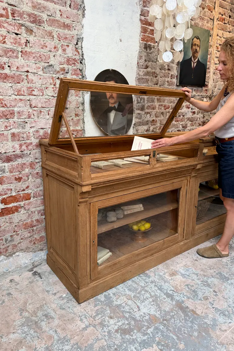 Vitrine de pharmacie en chêne – début XXe — Vitrine de pharmacie en chêne – début XXe