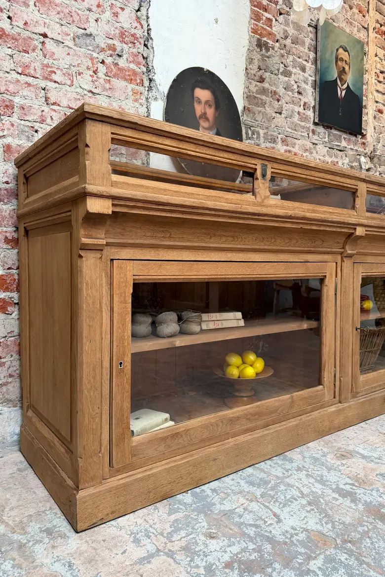 Vitrine de pharmacie en chêne – début XXe — Vitrine de pharmacie en chêne – début XXe