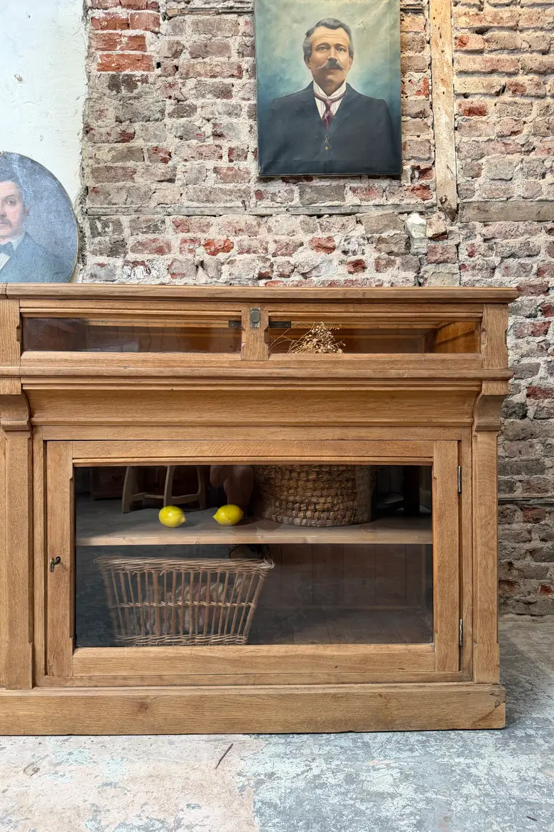 Vitrine de pharmacie en chêne – début XXe — Vitrine de pharmacie en chêne – début XXe