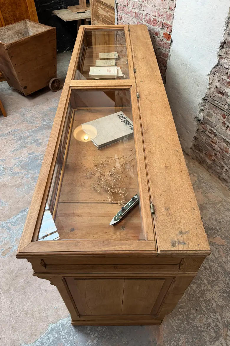 Vitrine de pharmacie en chêne – début XXe — Vitrine de pharmacie en chêne – début XXe