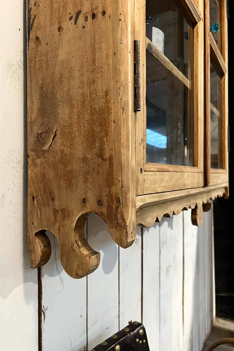 Vitrine d’épicerie en bois  à suspendre 1920