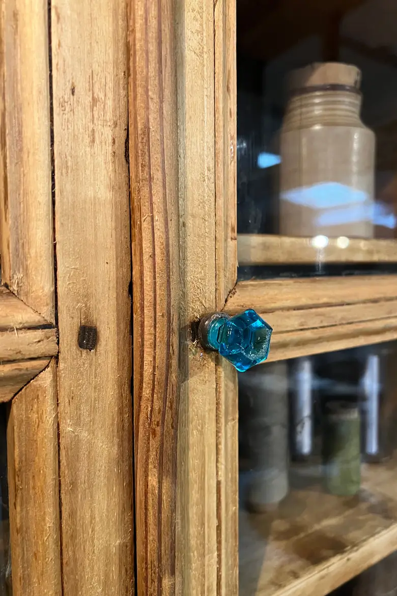 Vitrine d’épicerie en bois à suspendre 1920