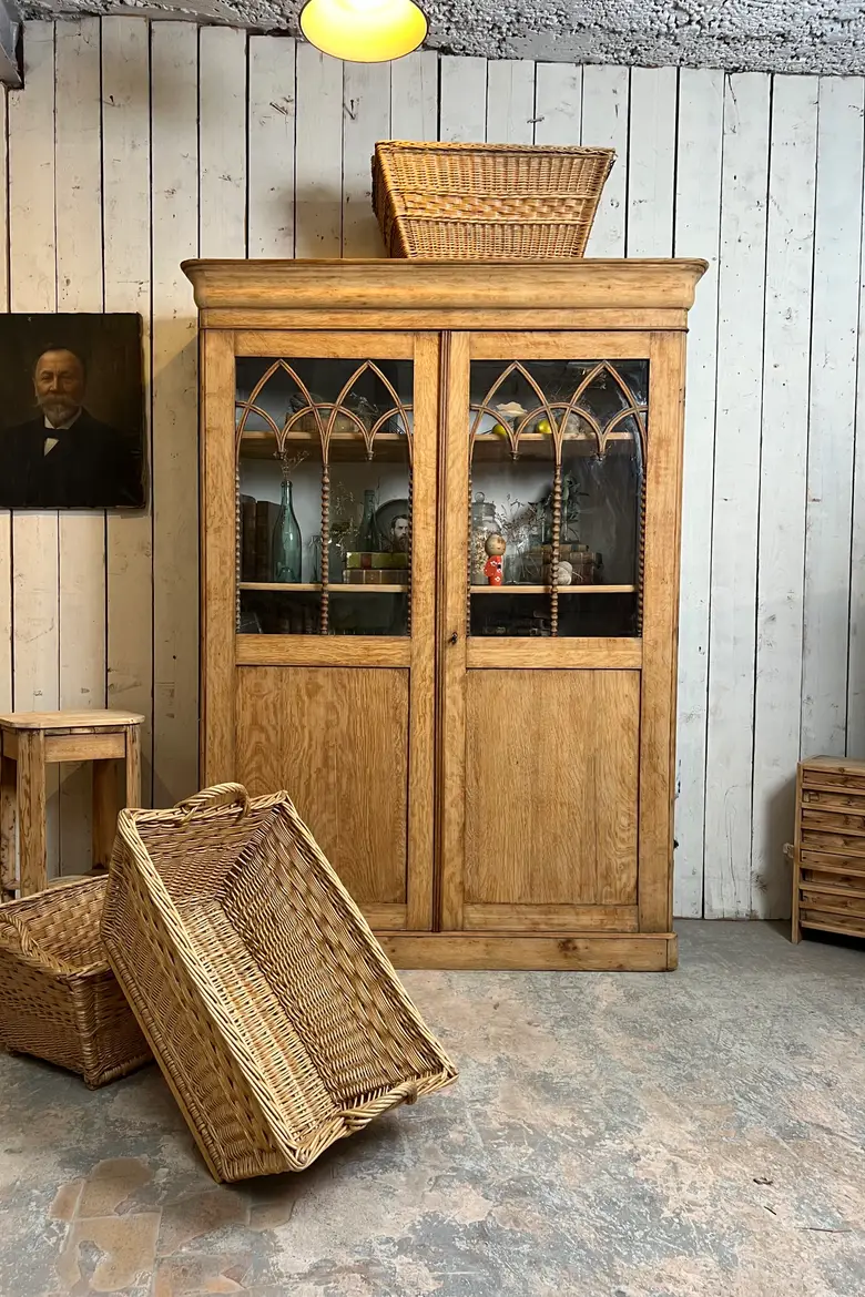 Vitrine gothique en chêne – Époque Louis-Philippe, 19e siècle