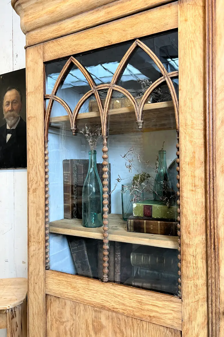 Vitrine gothique en chêne – Époque Louis-Philippe, 19e siècle