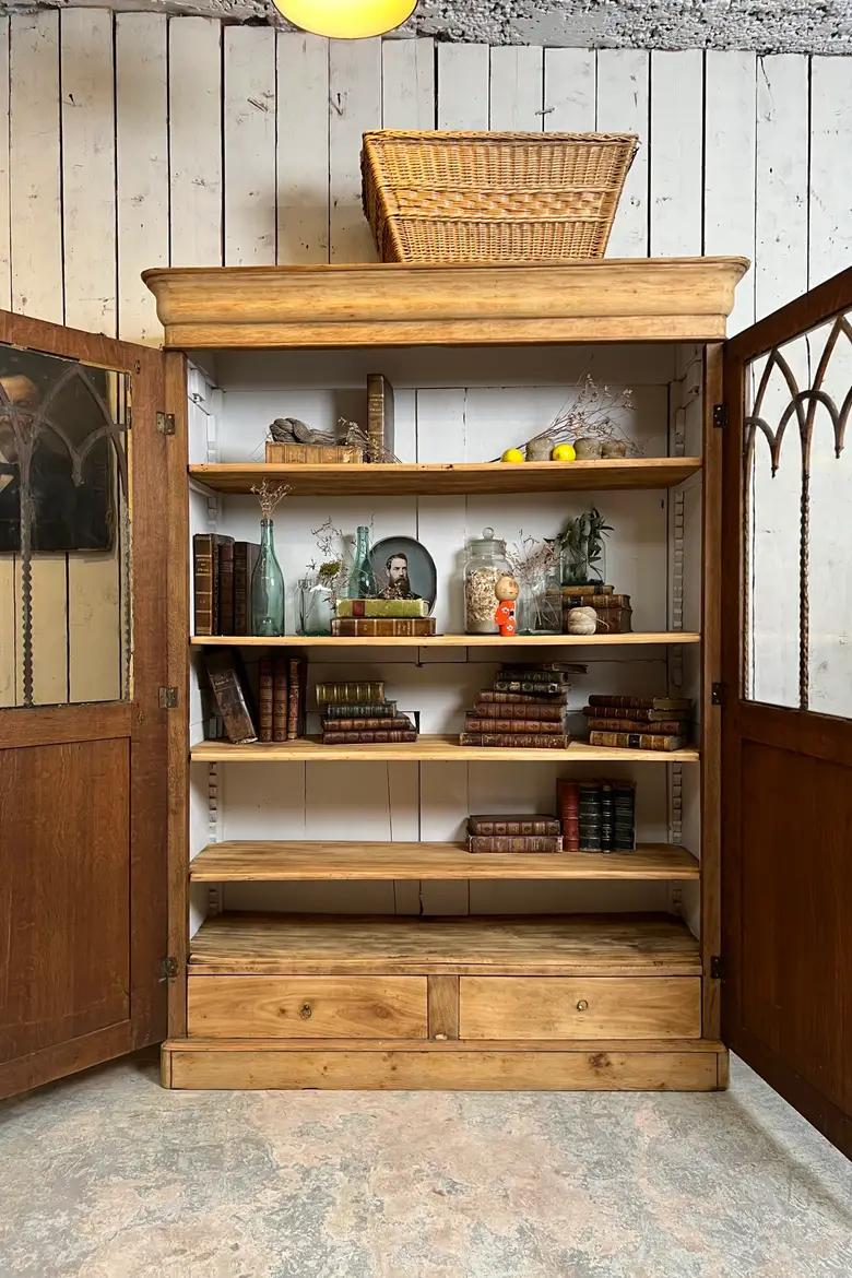 Vitrine gothique en chêne – Époque Louis-Philippe, 19e siècle