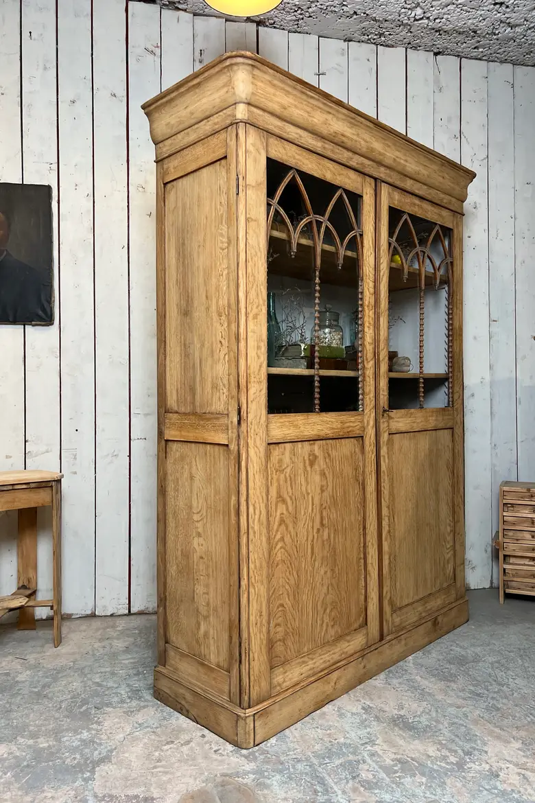 Vitrine gothique en chêne – Époque Louis-Philippe, 19e siècle