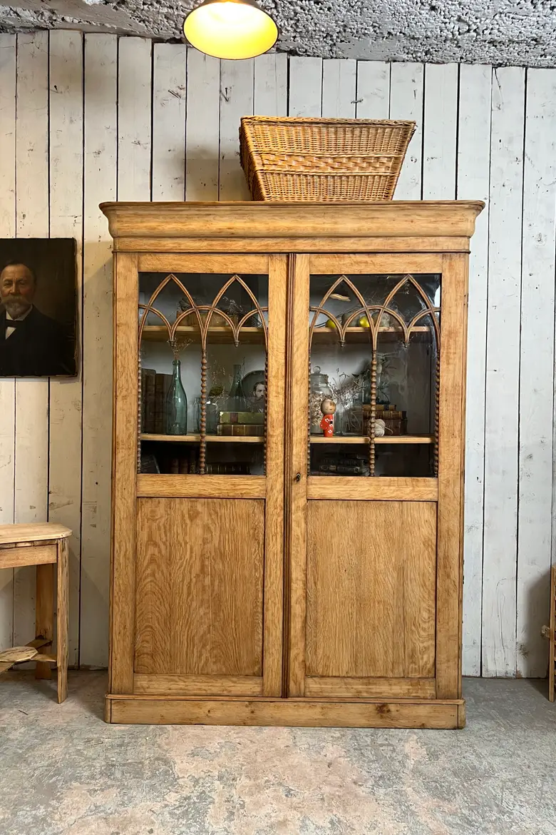 Vitrine gothique en chêne – Époque Louis-Philippe, 19e siècle