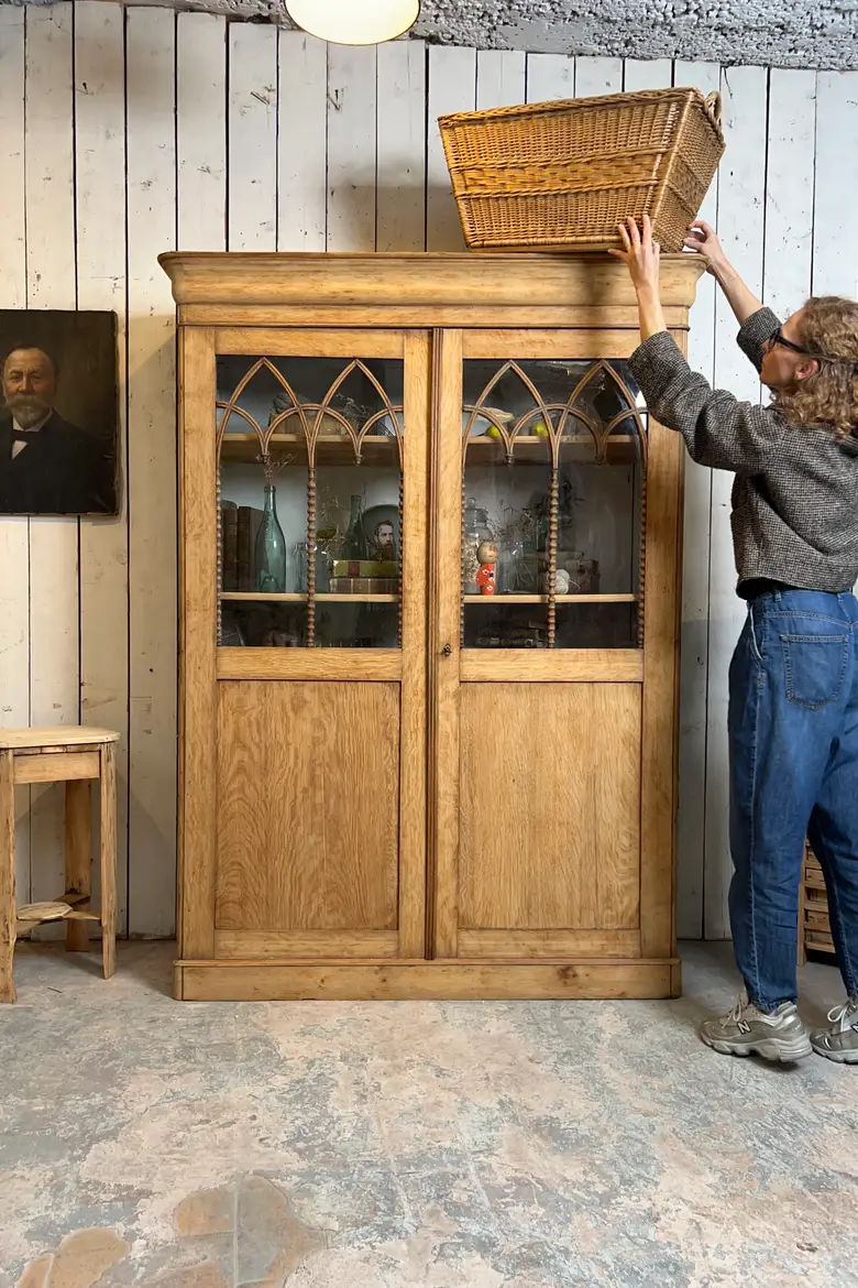 Vitrine gothique en chêne – Époque Louis-Philippe, 19e siècle