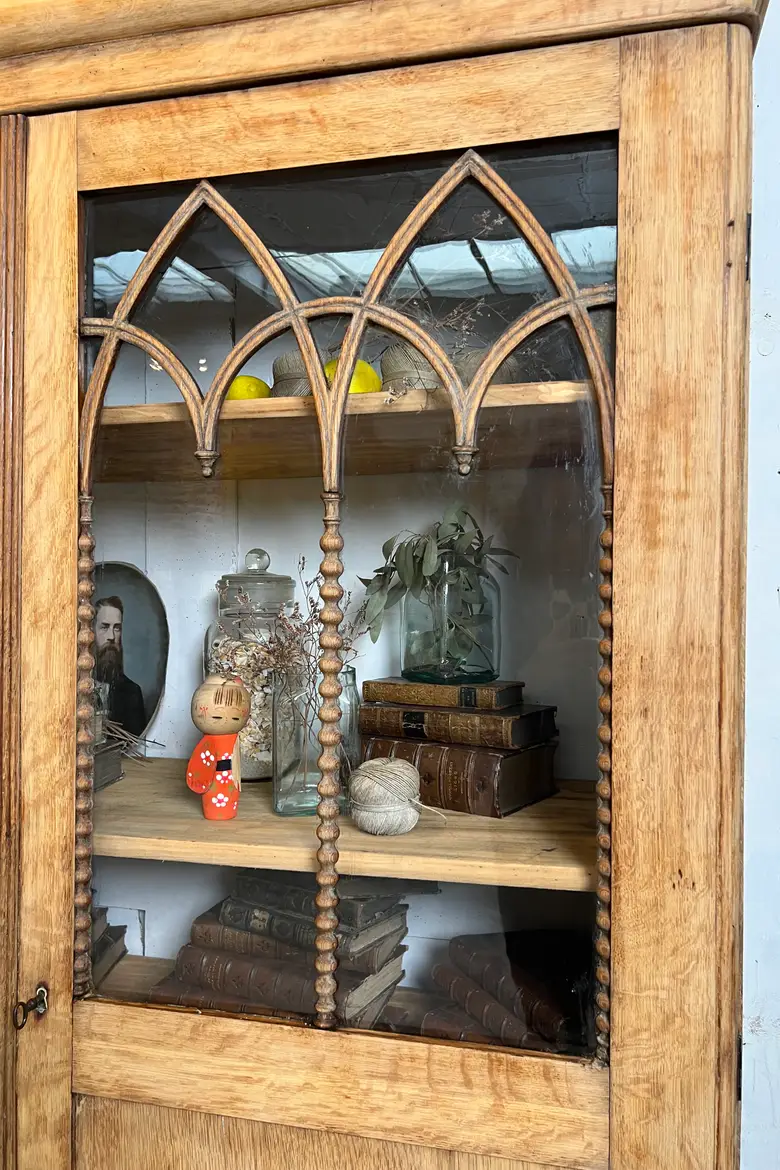Vitrine gothique en chêne – Époque Louis-Philippe, 19e siècle