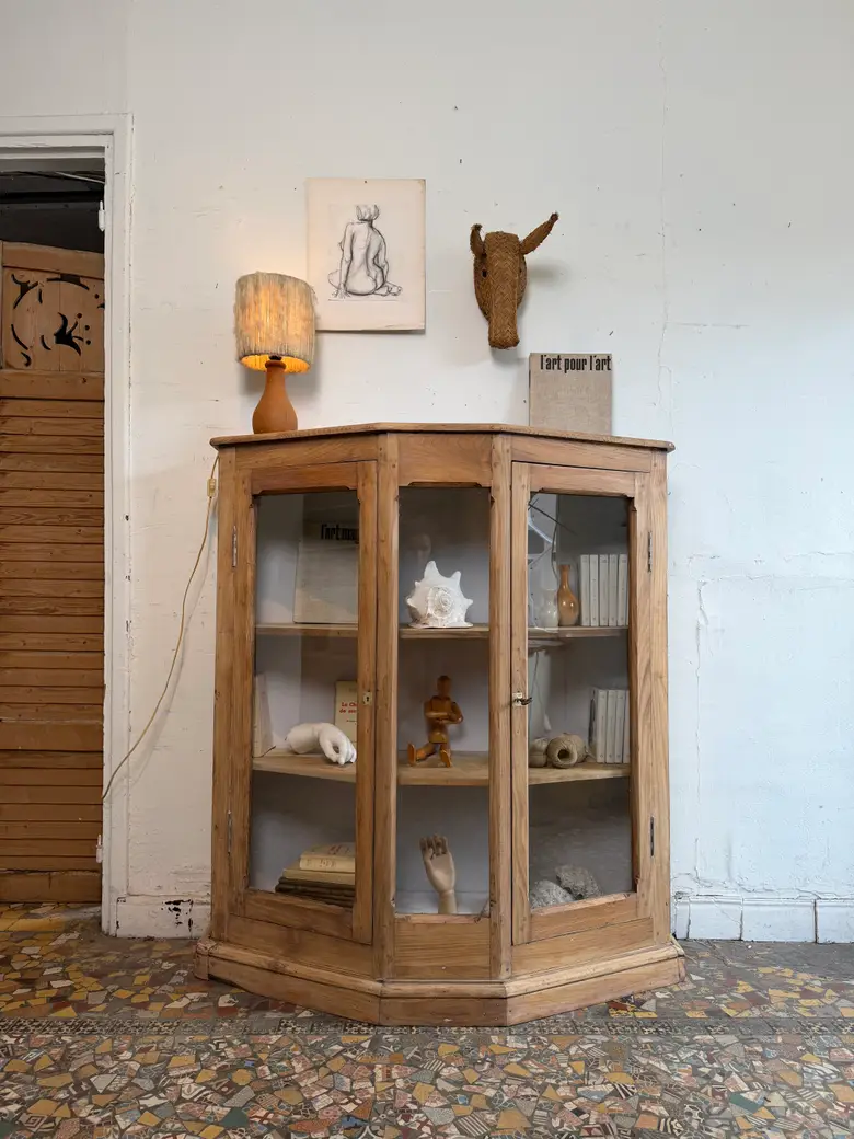 Vitrine hexagonale en orme — début XXe
