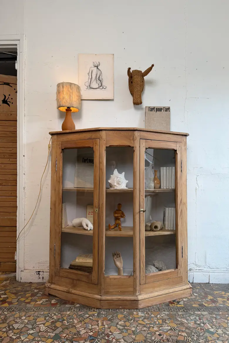 Vitrine hexagonale en orme — début XXe