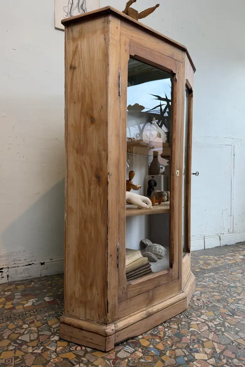 Vitrine hexagonale en orme — début XXe
