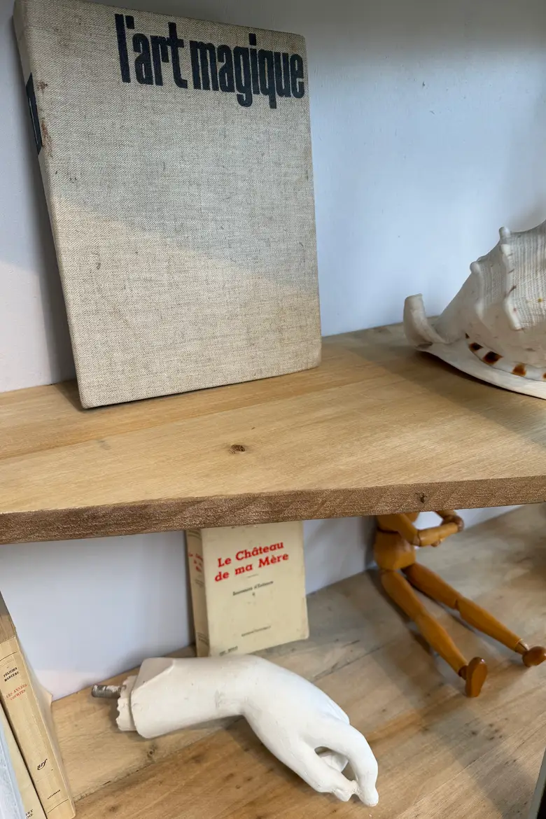 Vitrine hexagonale en orme — début XXe