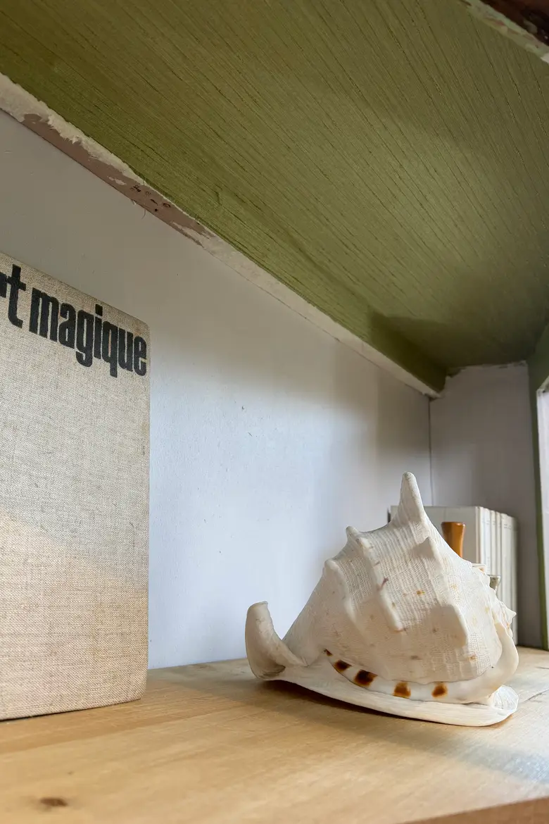 Vitrine hexagonale en orme — début XXe