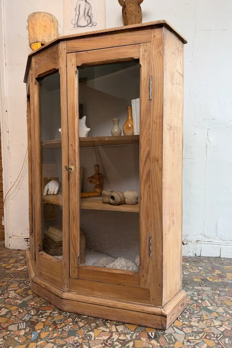 Vitrine hexagonale en orme — début XXe