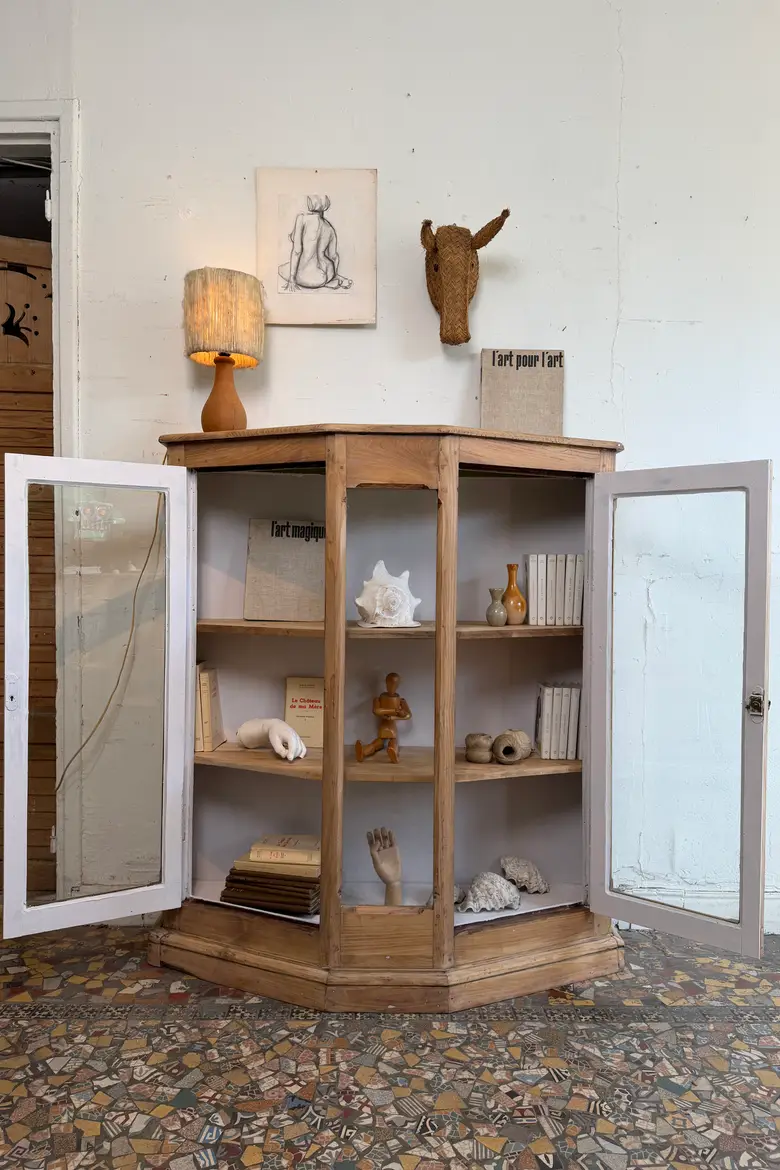 Vitrine hexagonale en orme — début XXe