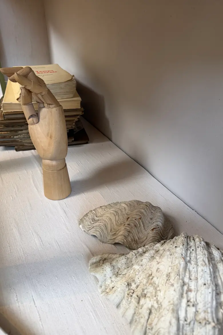 Vitrine hexagonale en orme — début XXe