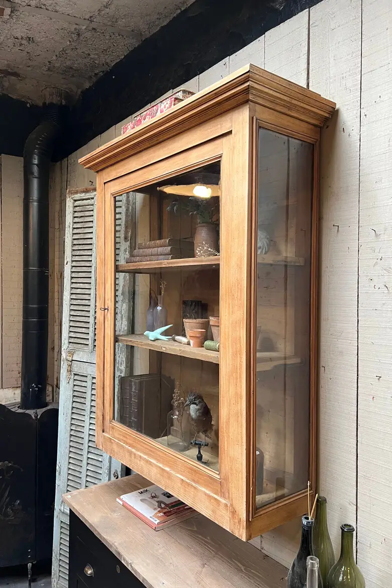 Vitrine murale en merisier Début XXème