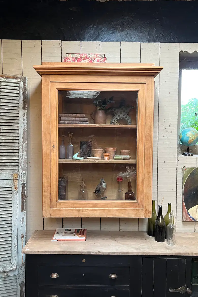 Vitrine murale en merisier Début XXème