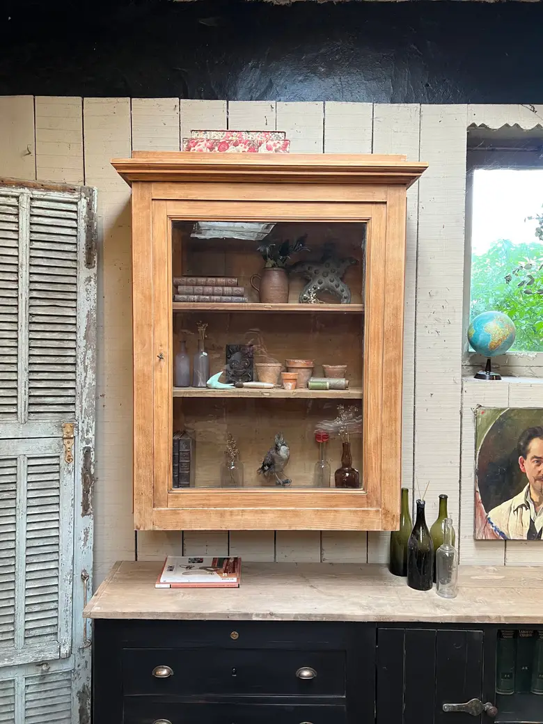 Vitrine murale en merisier Début XXème