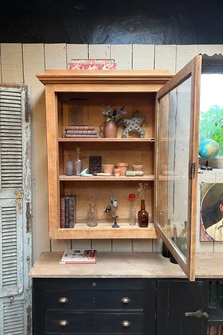 Vitrine murale en merisier Début XXème