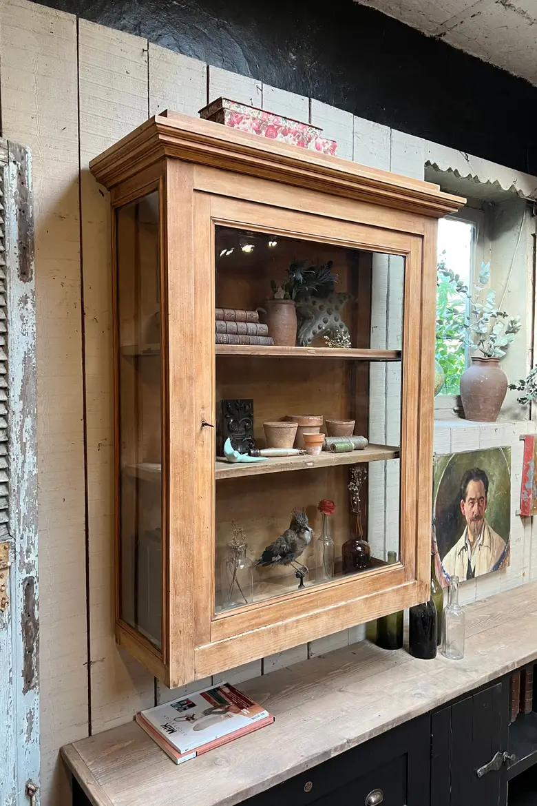 Vitrine murale en merisier Début XXème
