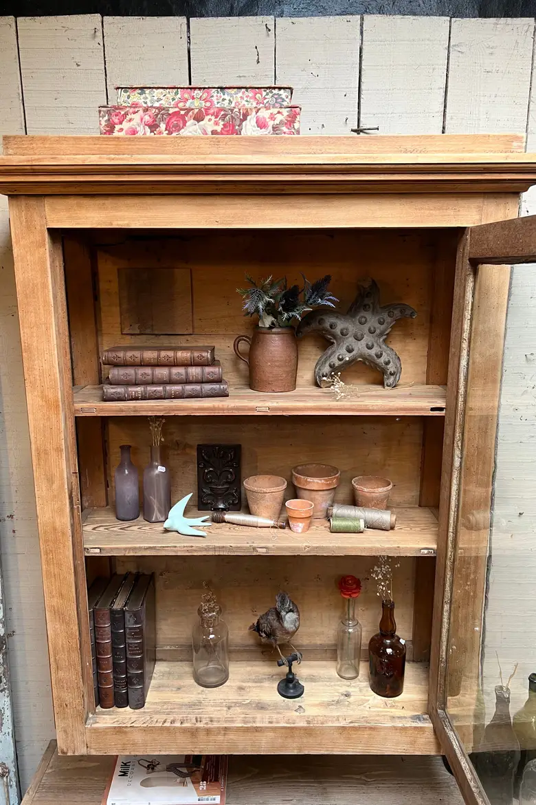 Vitrine murale en merisier Début XXème